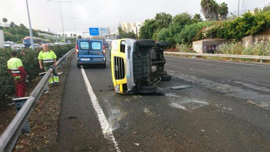 El vehículo 4x4, semivolcado ayer en la GC-23, en La Minilla.