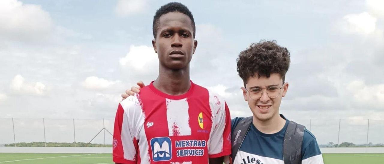 Mikel Granda, con uno de los futbolistas del torneo de Costa de Marfil. | LNE