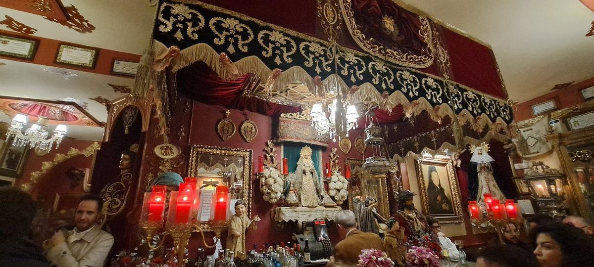 El Garlochí, el bar de Sevilla con toda la esencia de la Semana Santa sevillana