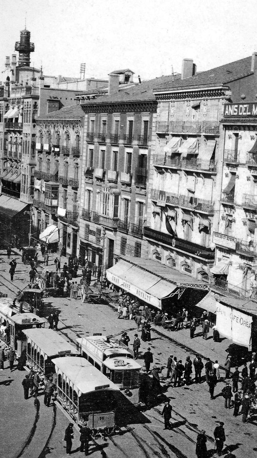 La plaza de la Constitución en una bulliciosa imagen capturada desde la altura del Gran Hotel Europa y centrada en la soleada fachada del tramo del Coso en 1918