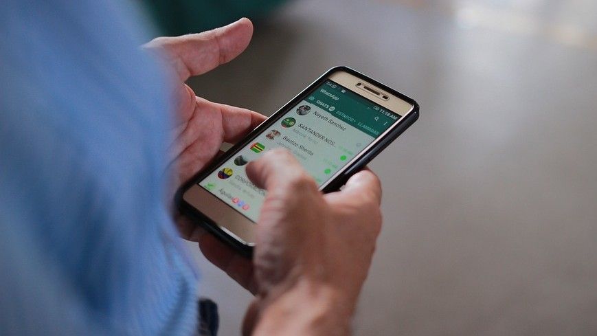 Un hombre usa la aplicación de Whatsapp en su teléfono móvil