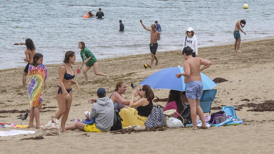 La lluvia no frena las ganas de playa en Las Palmas de Gran Canaria
