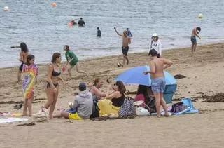 La lluvia no frena las ganas de playa en Las Palmas de Gran Canaria