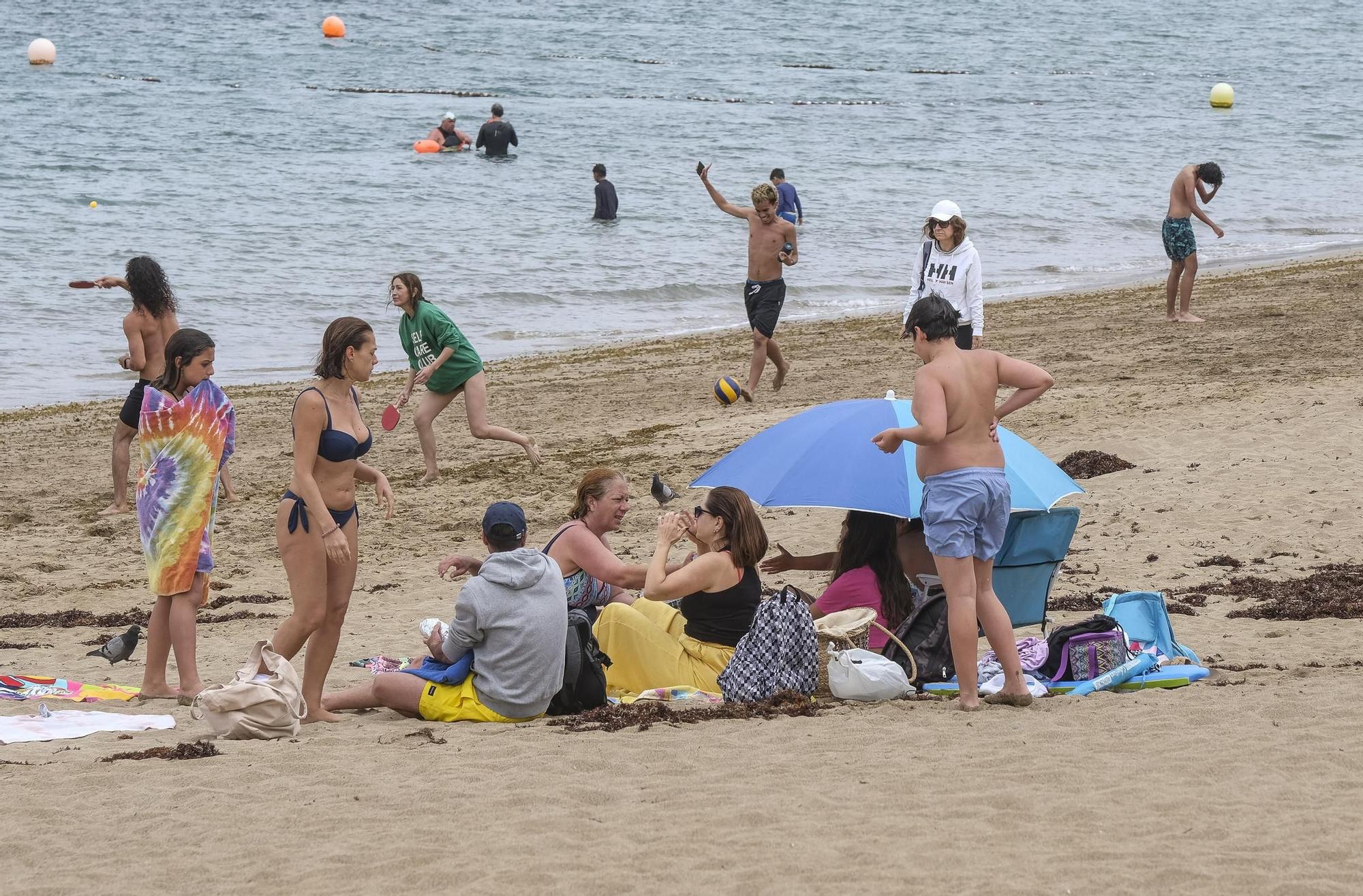 La lluvia no puede con las ganas de playa