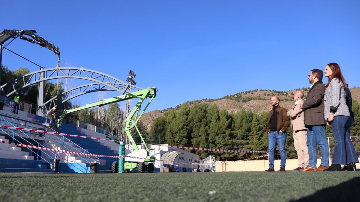 José Ángel Ponce, José Luis Lozano, Diego José Mateos e Irene Jódar, supervisaban el montaje de la cubierta de las gradas del campo de fútbol Mundial ´82, en el Complejo Deportivo de Torrecilla.