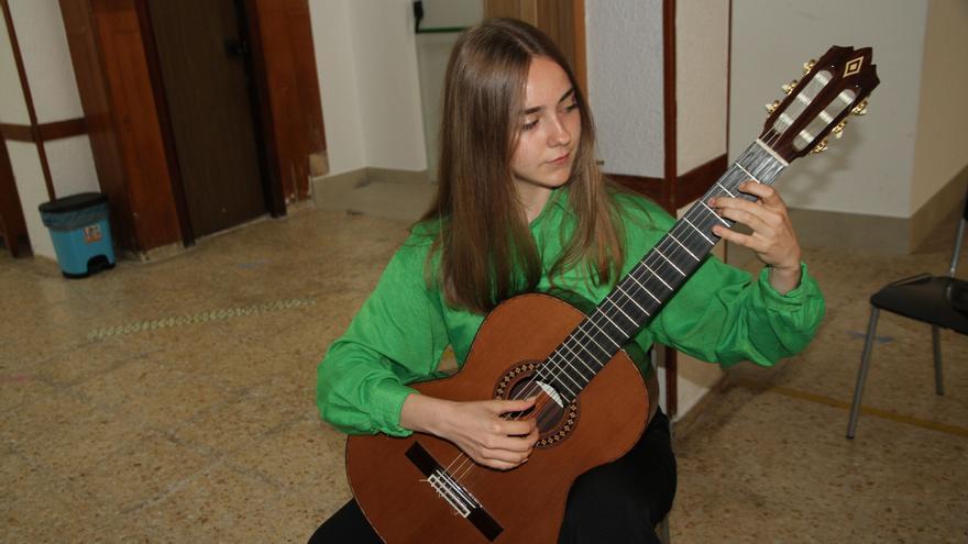 Una estudiante de guitarra de Ucrania participa en un festival de La Vall D&#039;uixó tras huir de la guerra