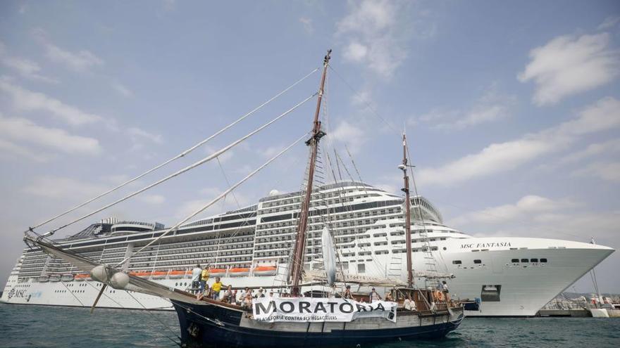 Protesta contra los cruceros en el puerto de Palma.