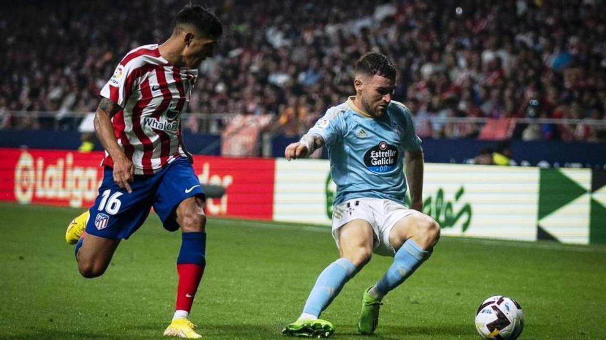 Javi Galán, a la derecha, intenta controlar el balón.