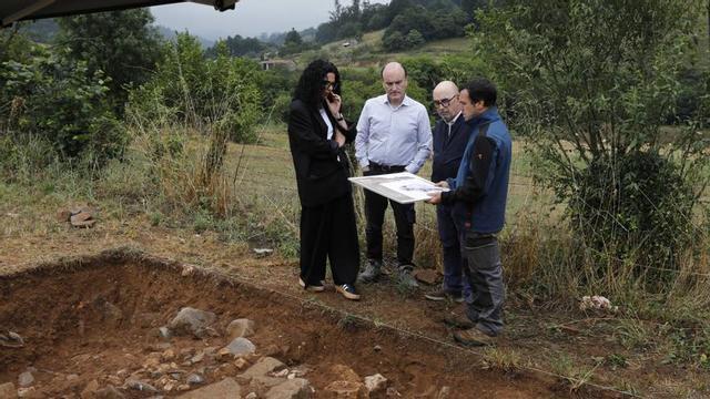 Por la izquierda, Vanessa Gutiérrez, Pablo León, Vicente Herranz y Juan Ramón Muñiz, ante los restos de la nueva construcción localizada en La Estaca. | FERNANDO RODRÍGUEZ