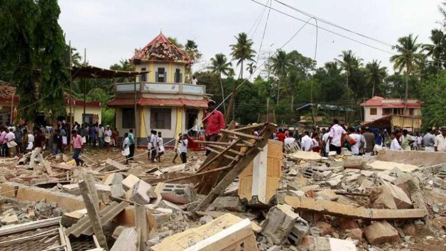 Más de un centenar de muertos y 350 heridos al incendiarse un templo del sur de la India