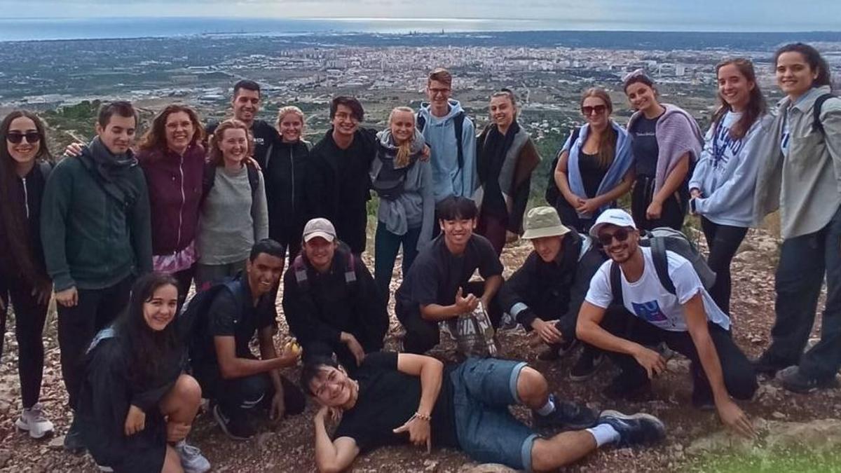 Un grupo de jóvenes estudiantes Erasmus, en el Desert de les Palmes, en Benicàsim.