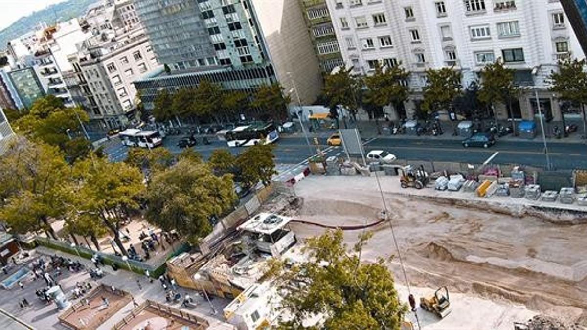 La plaza de Gal·la Placídia, con la actual zona de juegos (a la izquierda) y la que está en obras por la ampliación de la estación de Gràcia (a la derecha).