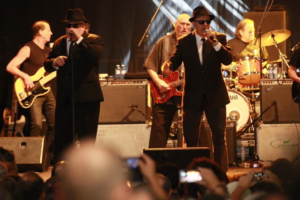 El ritmo de los Blues Brothers hace vibrar a Vigo