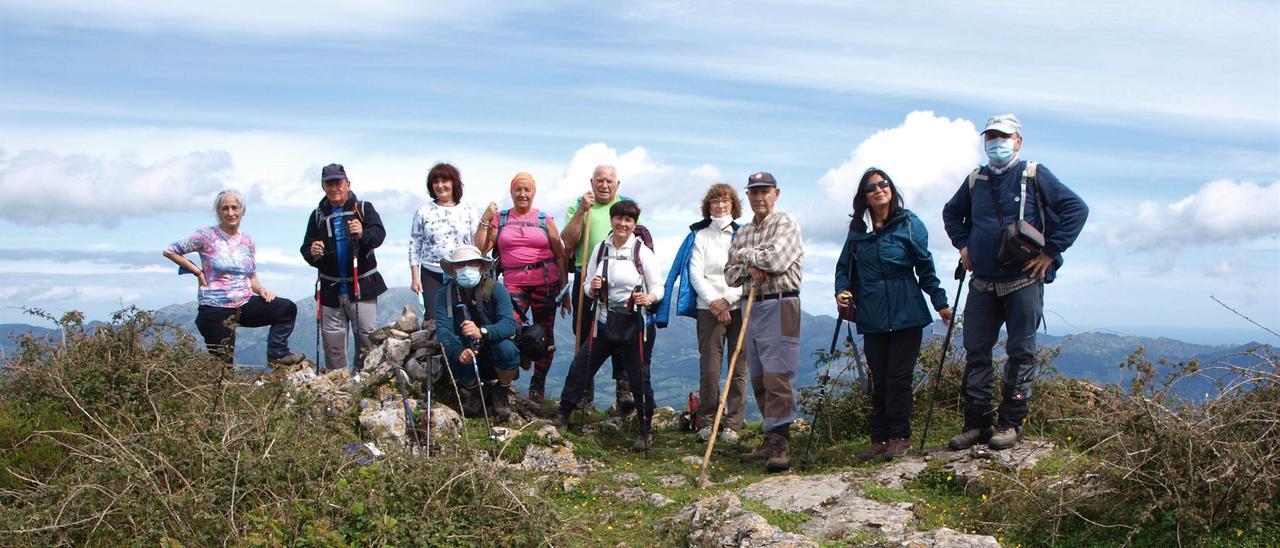 Los miembros de La Curuxa, en el Bosque de Cea.