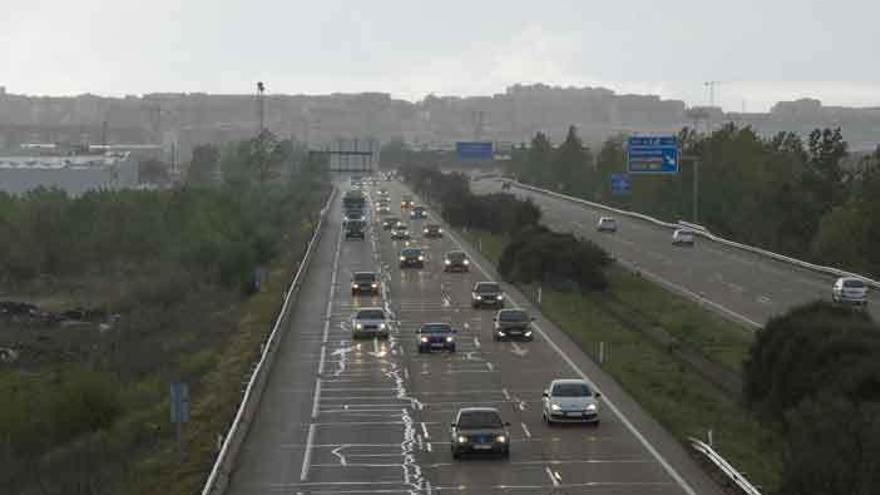 Vista de Benavente (al fondo) desde uno de los viaductos de la autovía A-6.