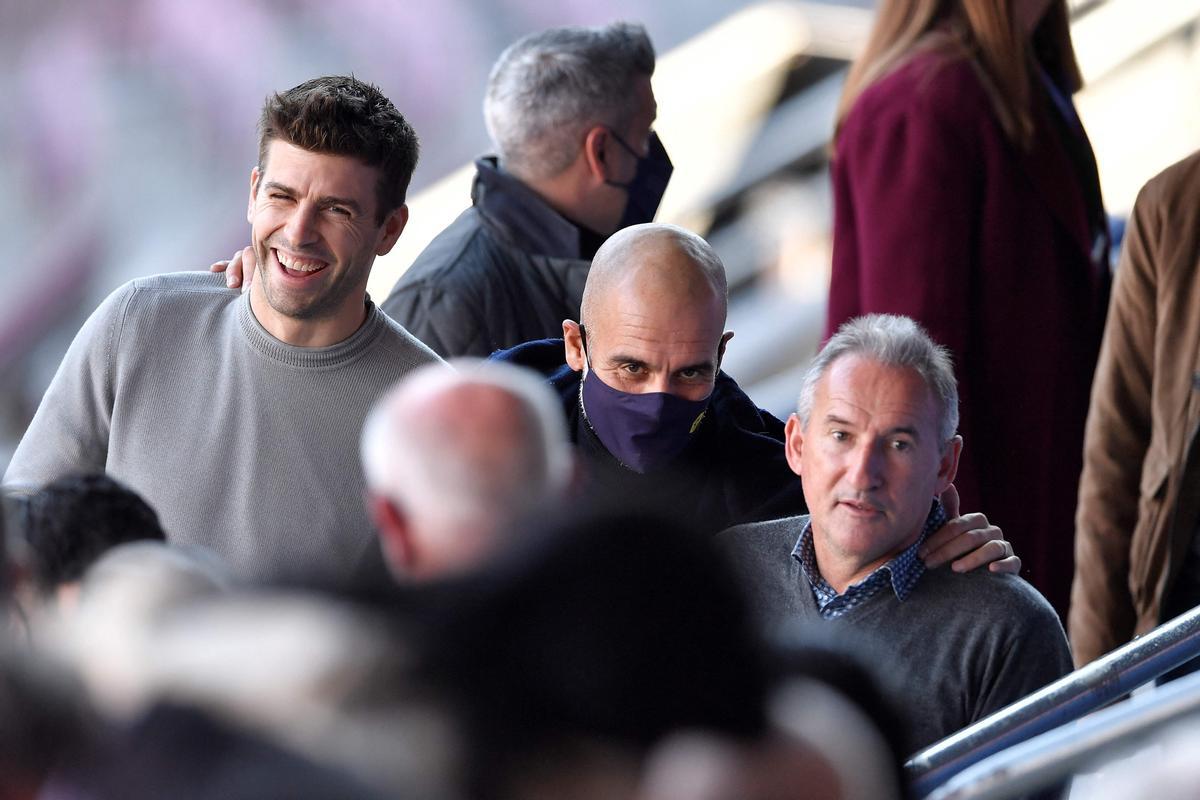 Begiristain (izquierda), con Guardiola y Piqué en un acto en el Camp Nou en diciembre de 2021.