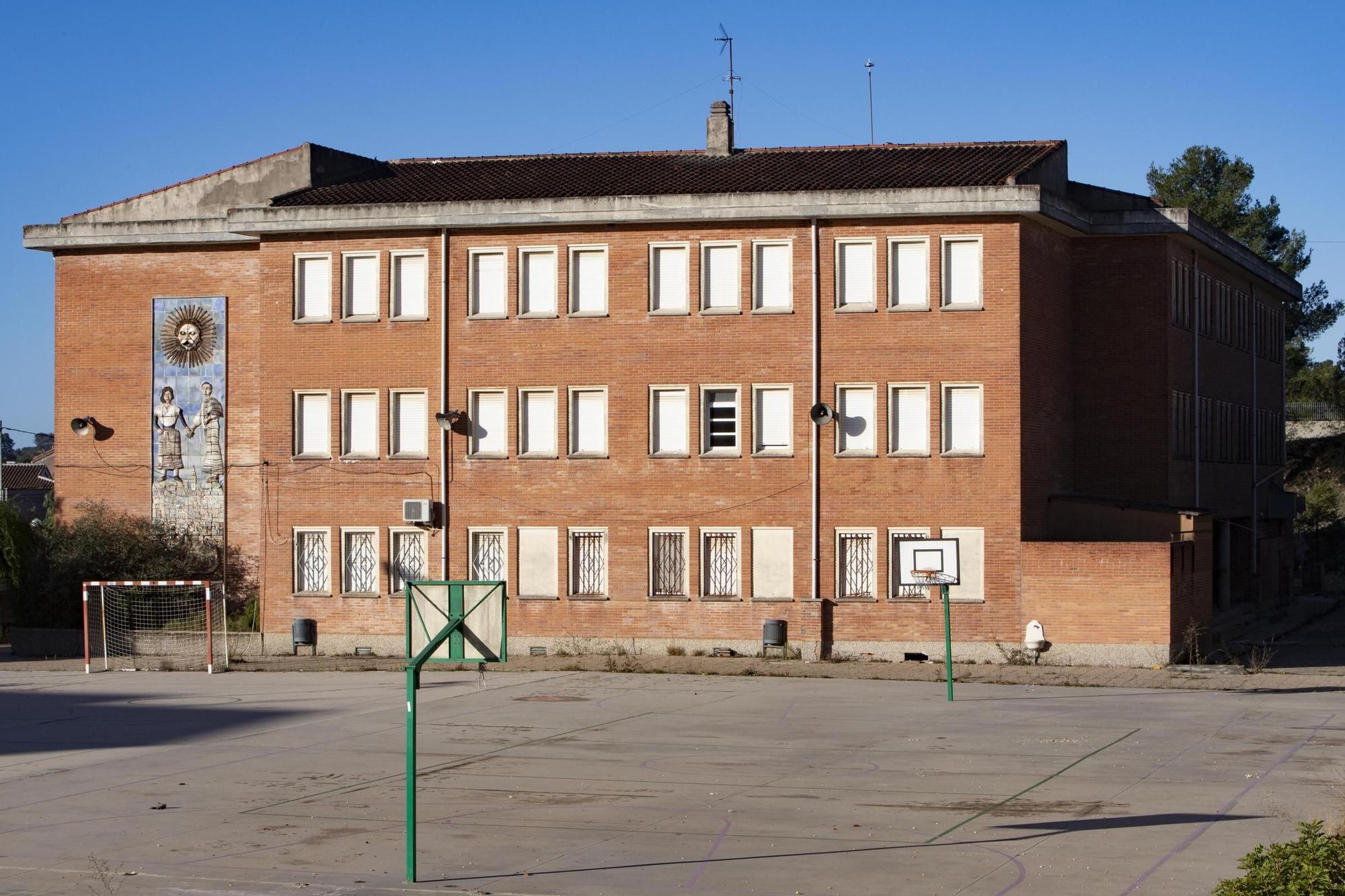 Protesta a las puertas del CEIP Lluís Vives de Bocairent por la paralización de las obras.