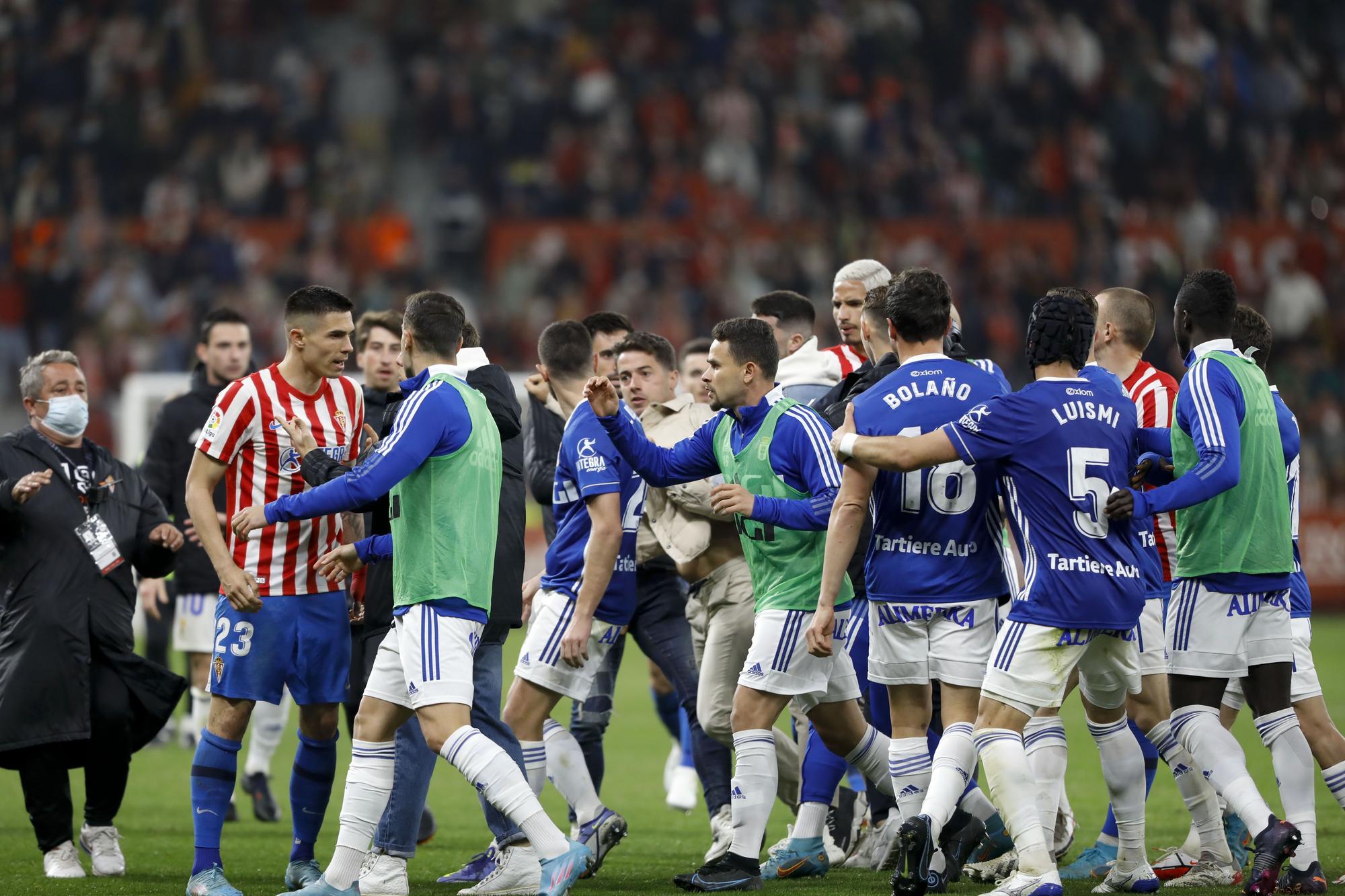 EN IMÁGENES: Así fue el derbi asturiano en El Molinón que acabó en bochorno