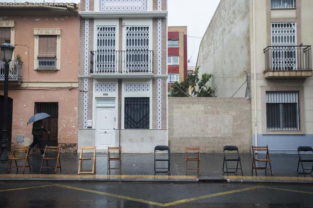 Una calle del Cabanyal, vacía tras la suspensión de las procesiones de la Semana Santa Marinera