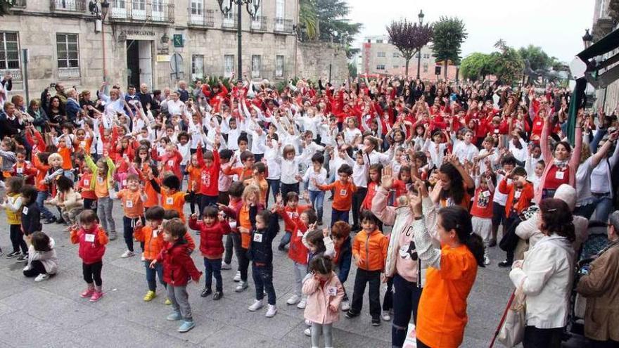 El flashmob de los alumnos del colegio Número Uno de Tui llenó de color y diversión el paseo de la Corredoira. // A. Hernández