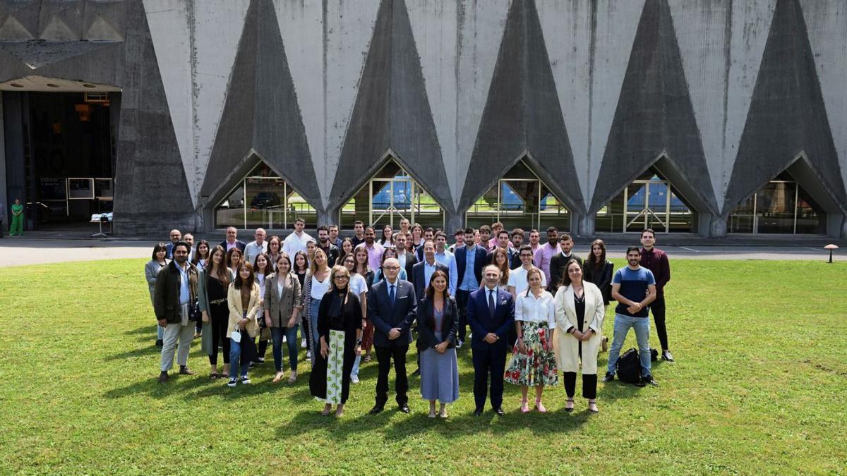 Foto de familia en el acto de reconocimiento a los becarios de la Fundación EDP en Proaza. | Reproducción de S. A.