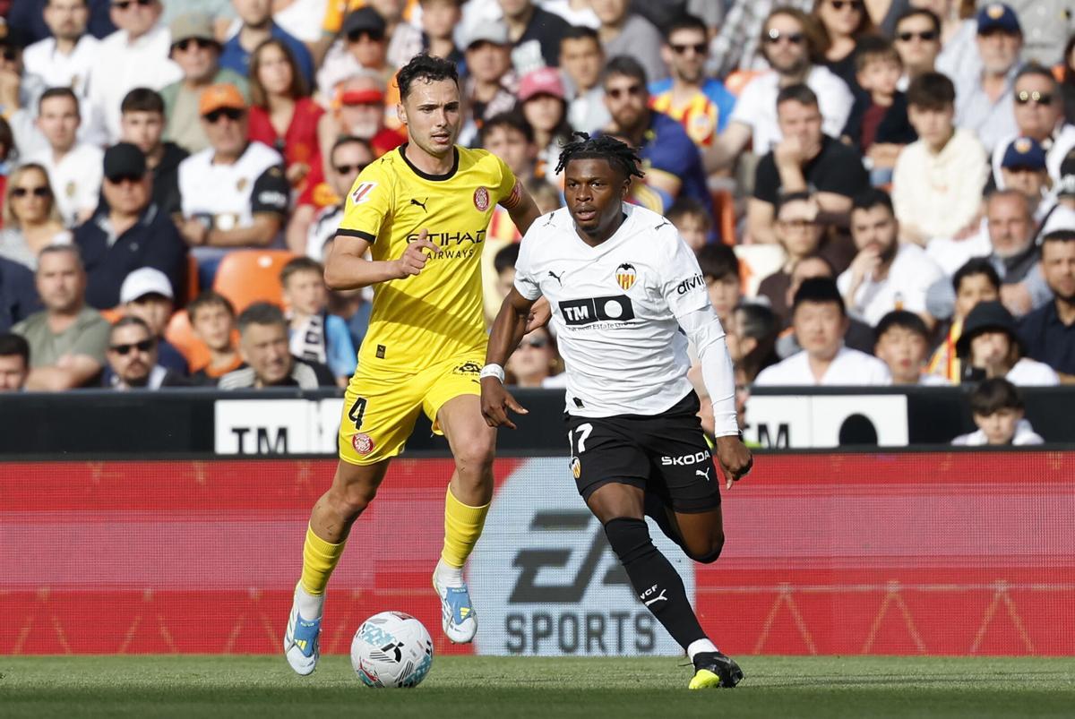 VALENCIA, 25/04/2026.- El delantero del Valencia Largie Ramazani (d) disputa un balón con el defensa del Girona Arnau Martínez (i) durante el partido de LaLiga entre Valencia CF y Girona FC celebrado este sábado en el estadio de Mestalla, en Valencia. EFE/ Ana Escobar
