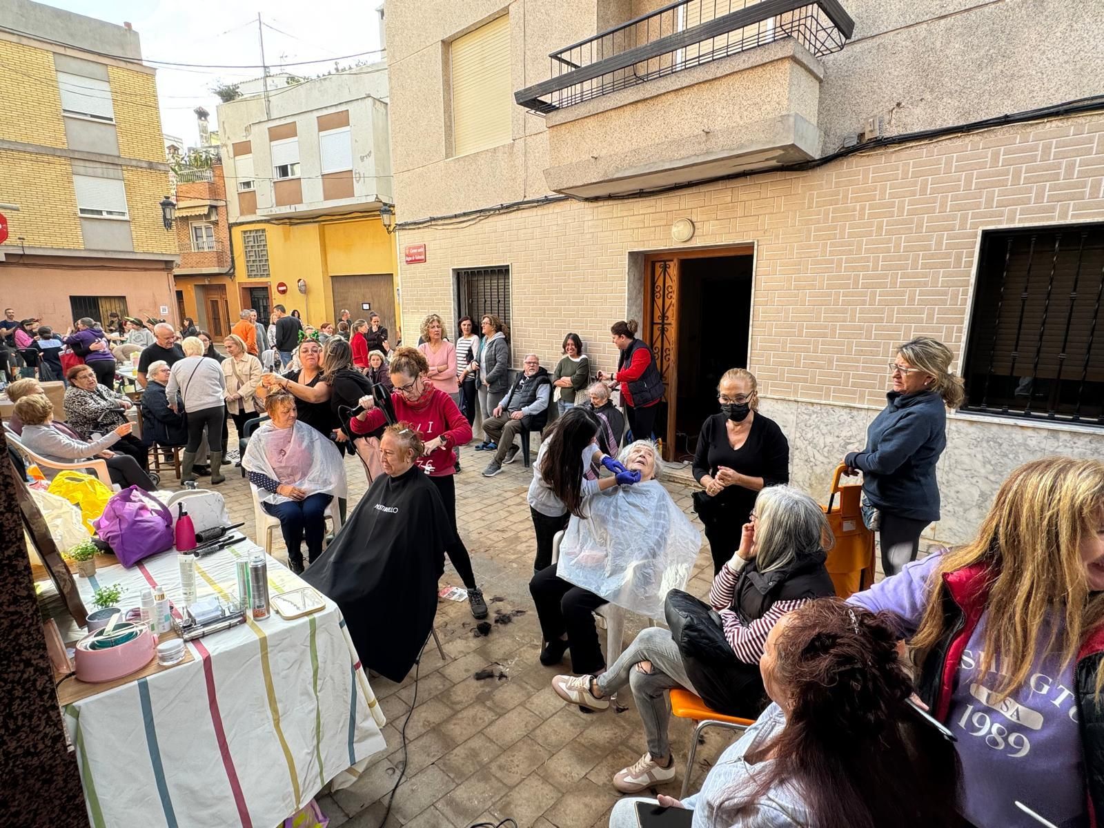 Un autobús con peluqueras, voluntarios y fisioterapeutas llega a la ‘replaceta’ de Paiporta