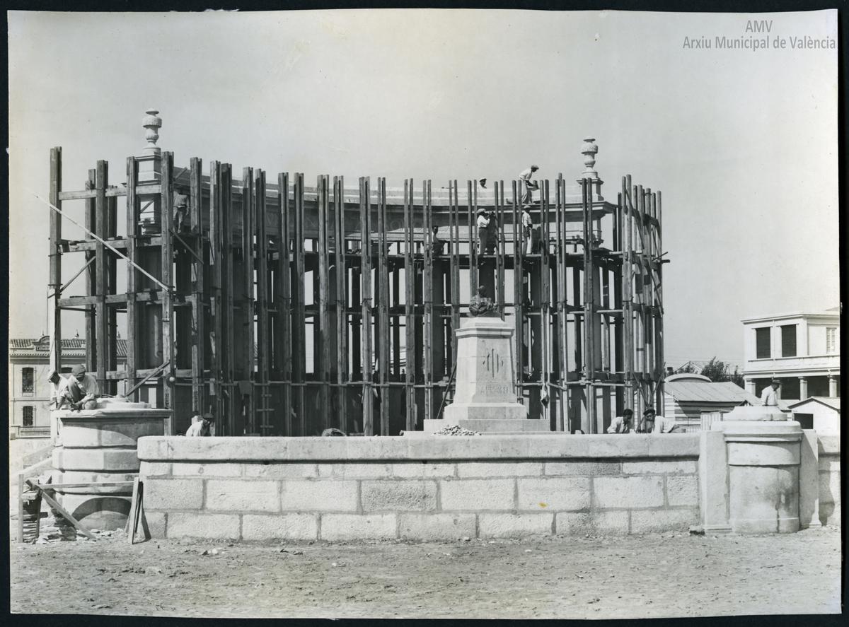 Foto histórica del antiguo monumento de Sorolla en el Cabanyal.