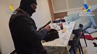 Armas de guerra, décimos de loterías, coches y un centenar de cuentas: el botín de la Guardia Civil contra el narco en Málaga, Almería Granada y Alicante