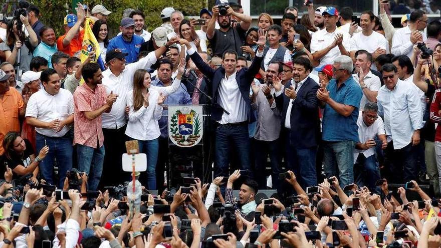 Guaidó (en el centro) da las gracias a sus simpatizantes tras regresar, ayer, a Caracas desde Bogotá (Colombia). // Reuters