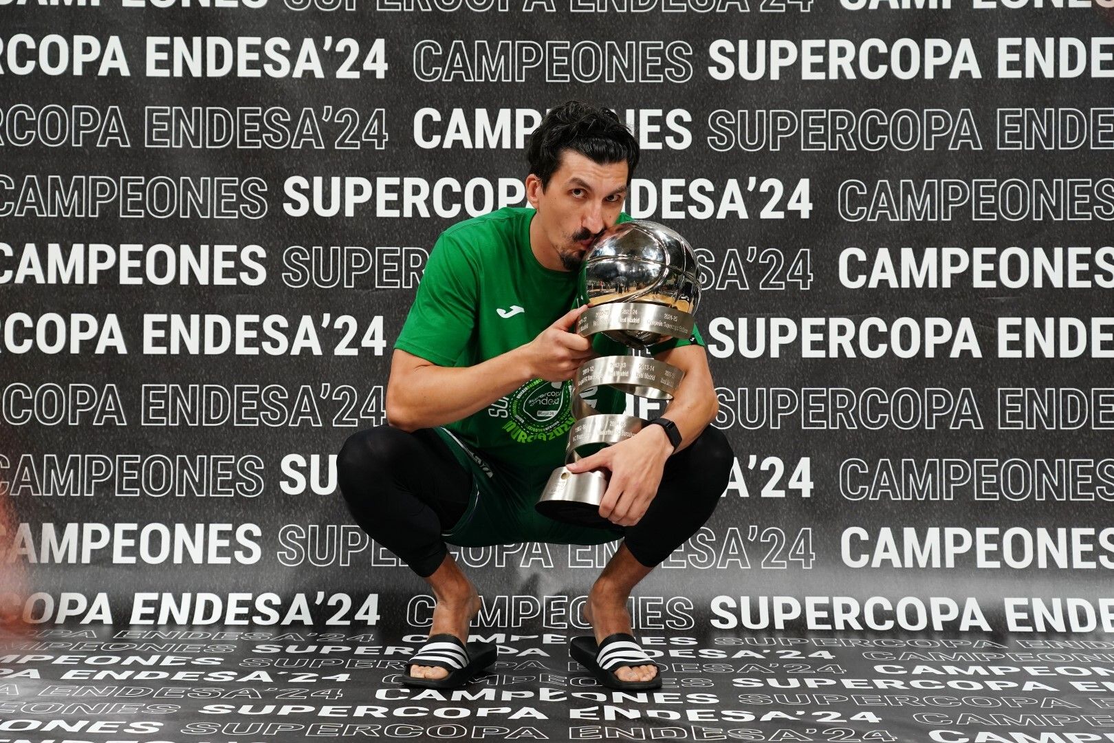 Sesión de fotos al Unicaja como campeón de la Supercopa de España 2024, tras derrotar al Real Madrid