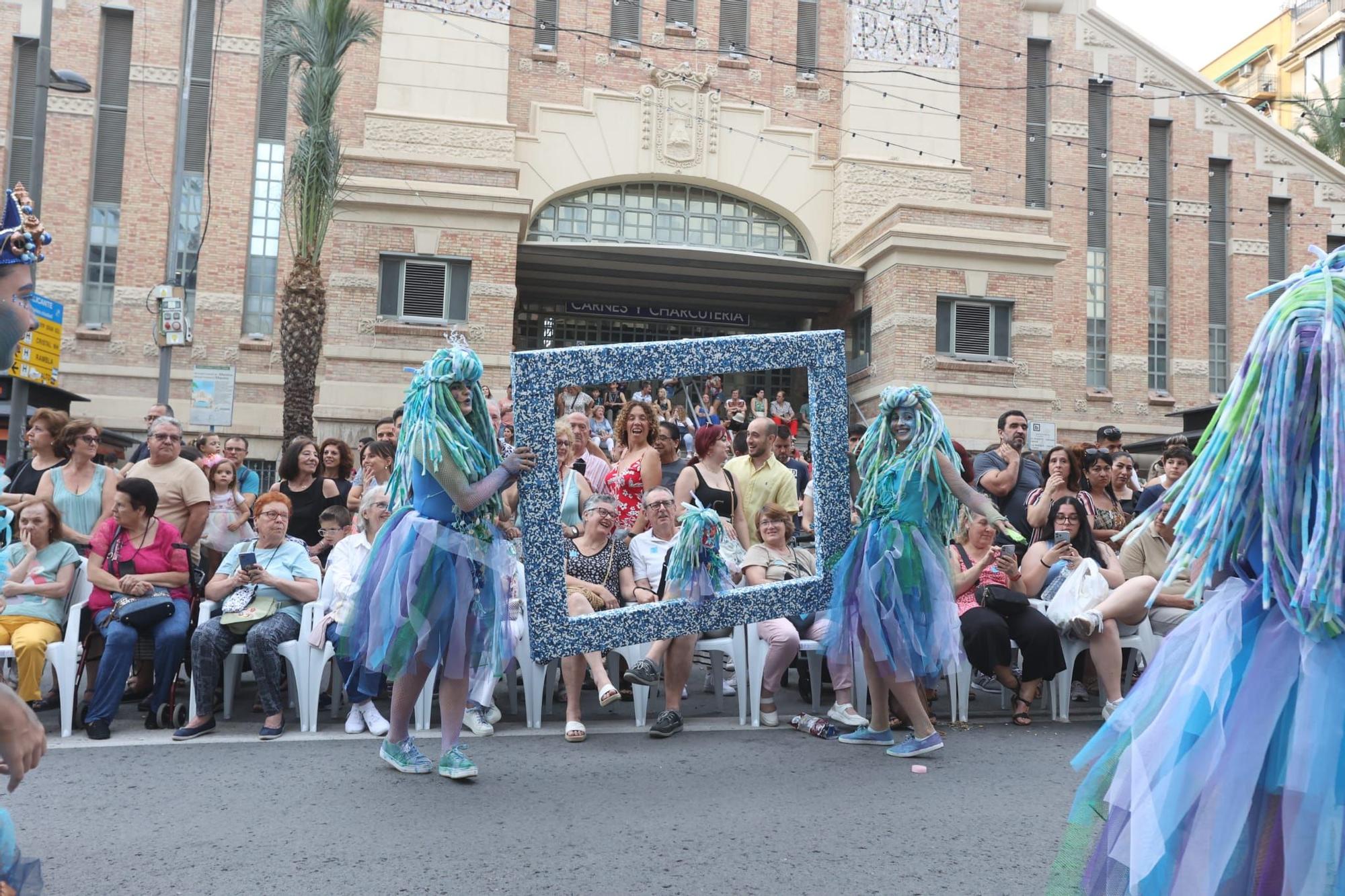 Las 89 hogueras y 20 barracas inundan las calles de Alicante con el tradicional desfile del Ninot