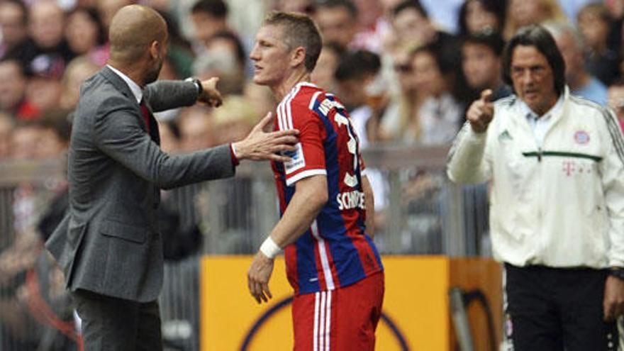 Guardiola, con Schweinsteiger y, detrás, el médico.