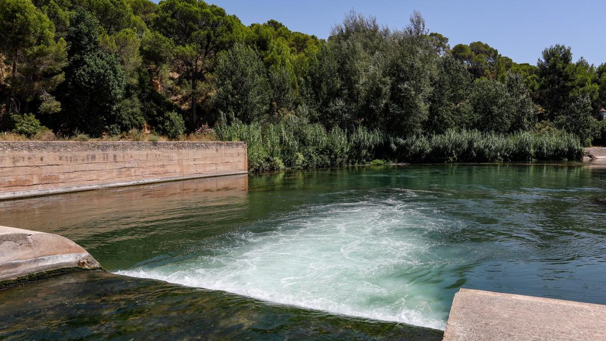 Imagen de la pequeña caída de agua y el remolino que se forma en la poza donde ha fallecido el hombre.