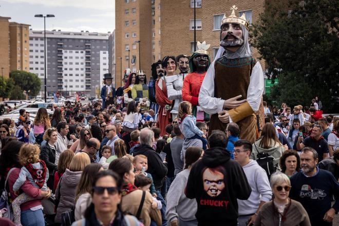 En imágenes | Los Gigantes y cabezudos invaden el barrio de La Jota