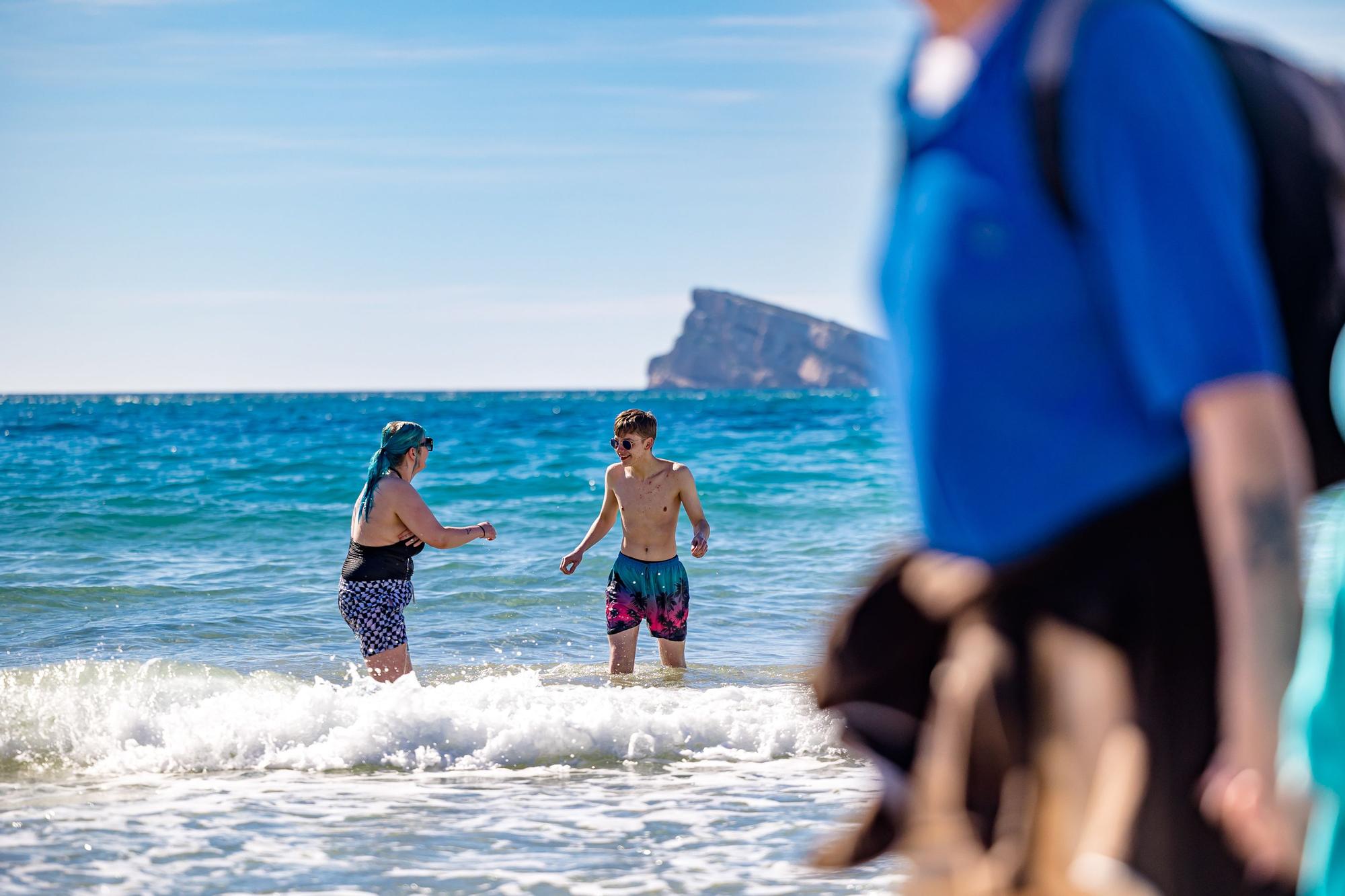 El calor deja imágenes veraniegas este 8 de marzo en Benidorm