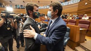 Juan García-Gallardo (i) y Alfonso Fernández Mañueco (d) a su llegada al debate de investidura.