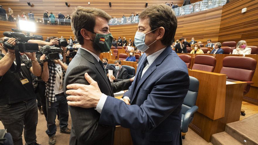 Juan García-Gallardo (i) y Alfonso Fernández Mañueco (d) a su llegada al debate de investidura.