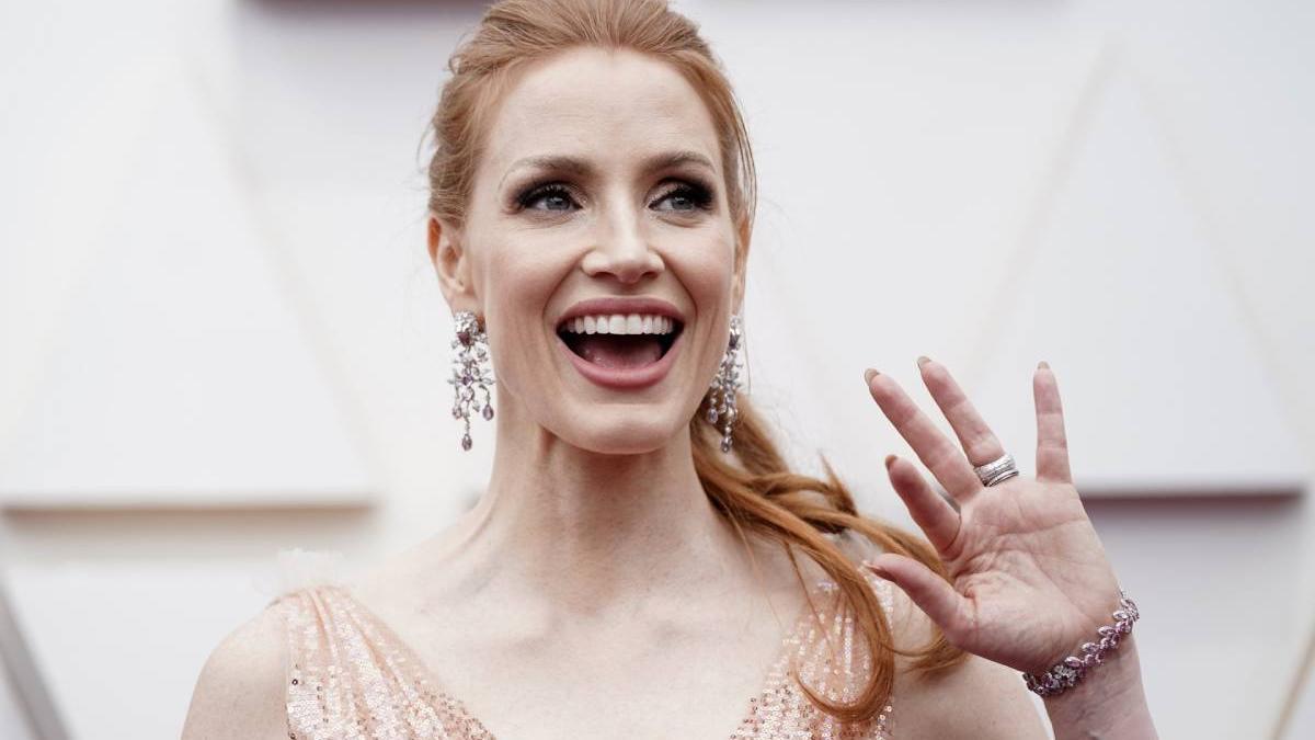 Jessica Chastain se convierte en una sirena cubierta de lentejuelas en los Oscars 2022