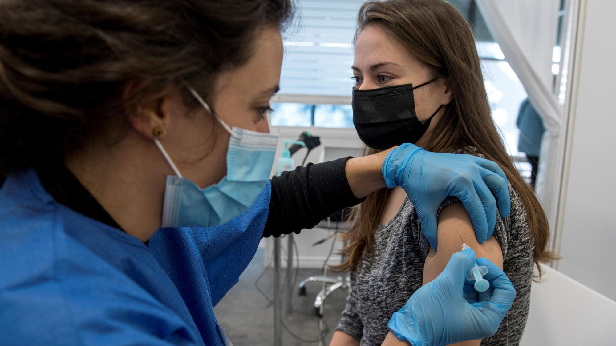 Barcelona 29.11.2021. Sociedad. Una joven se vacuna contra la Covid 19 en el recinto de la Fira. Fotografía de Jordi Cotrina