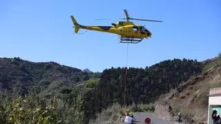 Valleseco recurre a un helicóptero para volver a poner en servicio un pozo de agua