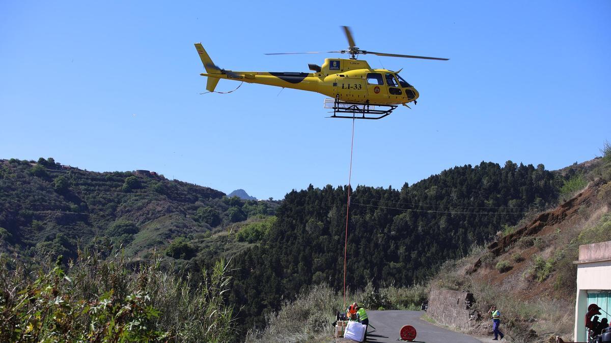El helicóptero, durante la operación de anclaje de carga para el pozo de agua en el pago de Cuevecillas, en el municipio de Valleseco.