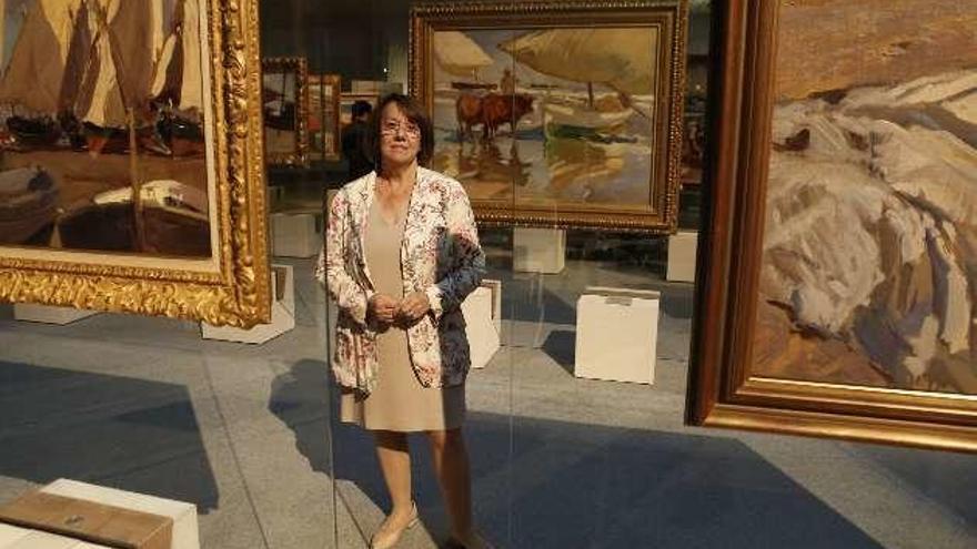 A la izquierda, Blanca Pons-Sorolla explica la muestra. Sobre estas líneas, Consuelo Luca de Tena, entre lienzos.