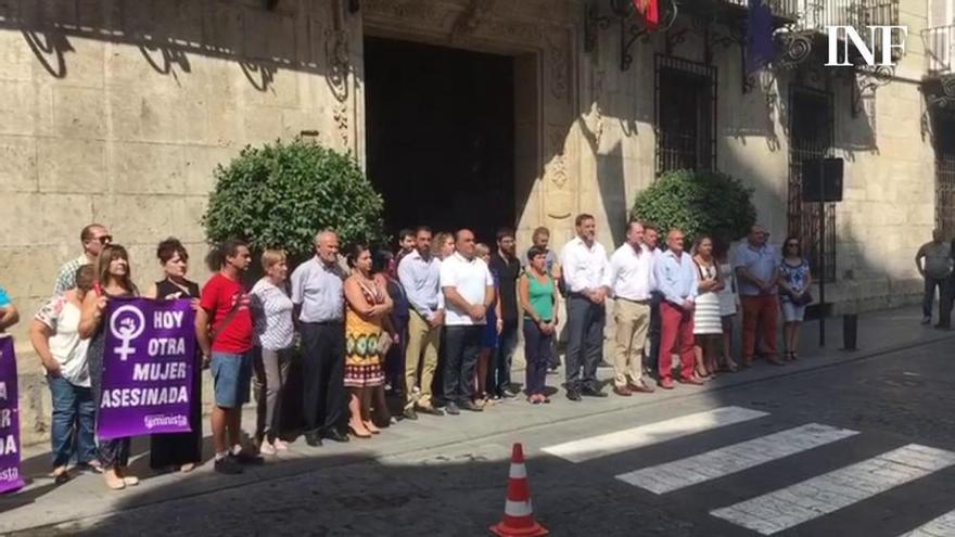 Minuto de silencio en el Ayuntamiento de Orihuela en rechazo al asesinato machista