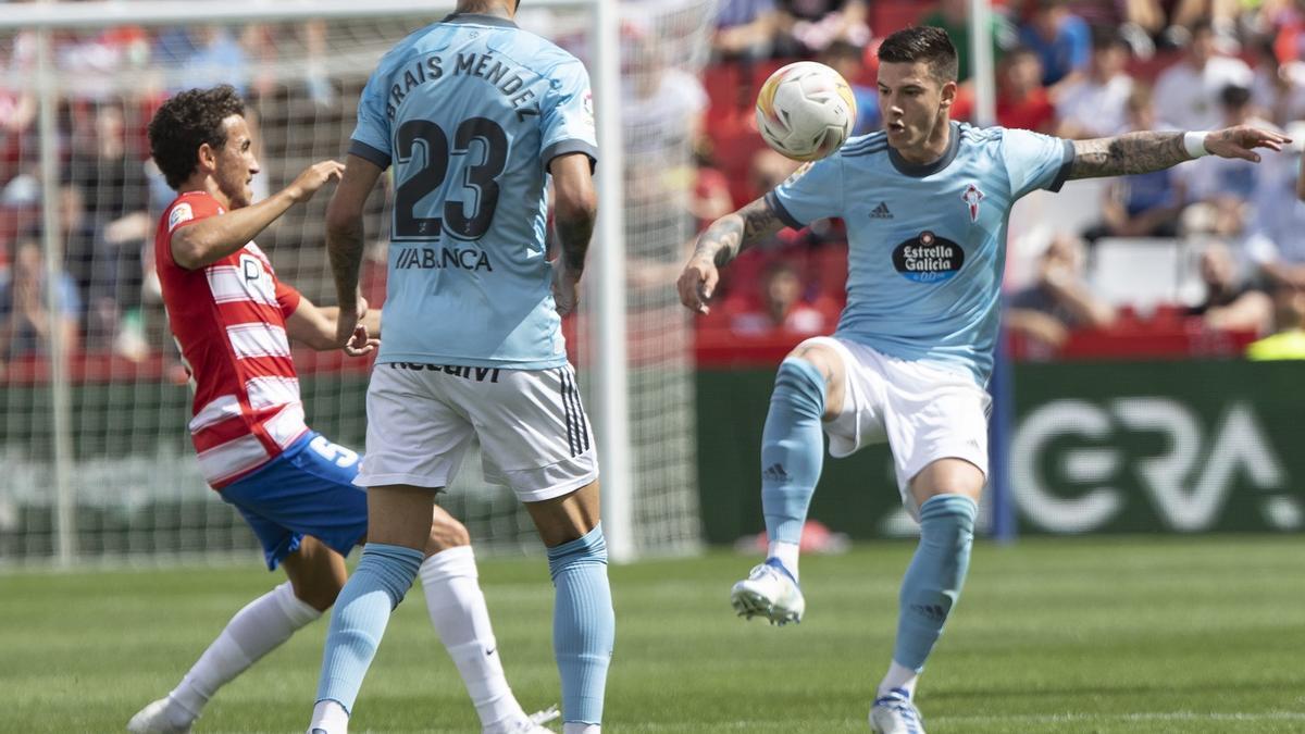 Santi Mina controla el balón en el partido del pasado fin de semana contra el Granada