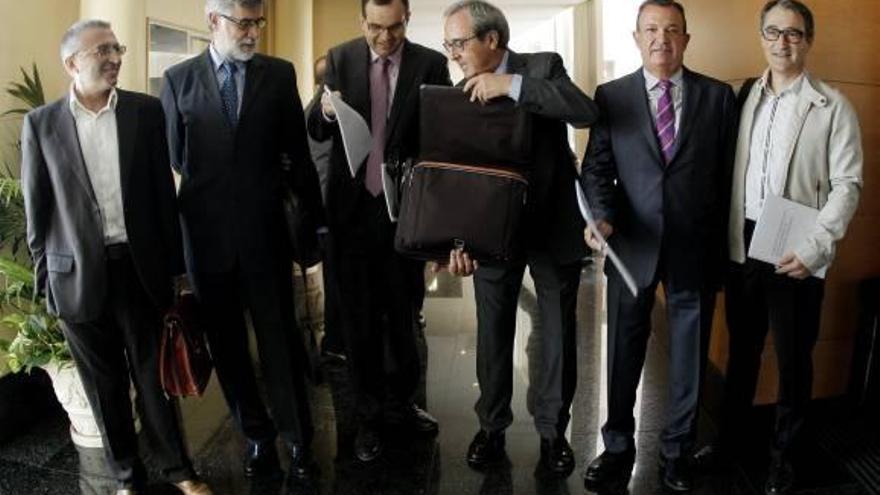 Los miembros de la Comisión de Expertos sobre financiación, ayer en las Corts.