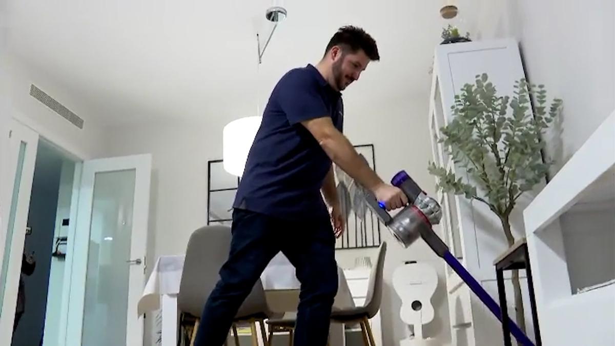 Un hombre haciendo las tareas del hogar