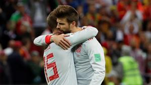 Ramos se abraza a Piqué al concluir el partido 100 del azulgrana con España.