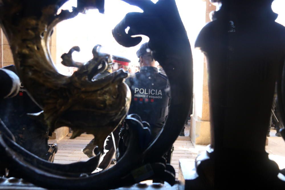 Mossos i Bombers protesten al Parlament.