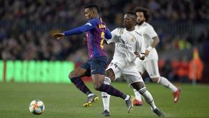 Semedo, que brilló en el Barça-Madrid del 1-1, supera a Vinicius en la banda.